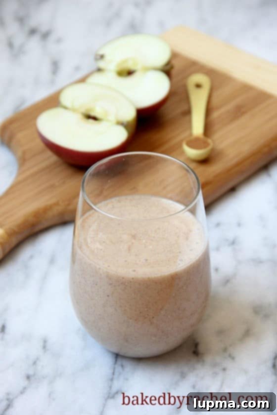 11 Irresistibly Refreshing Smoothies 11 A creamy, apple-flavored Apple Crisp Smoothie in a clear glass mug.