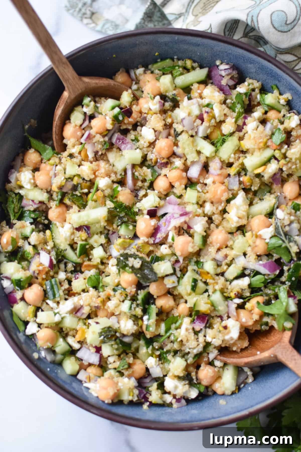 Jennifer Aniston'ın Fenomen Salatası Nasıl Yapılır? 2 salad ingredients mixed in a blue bowl.