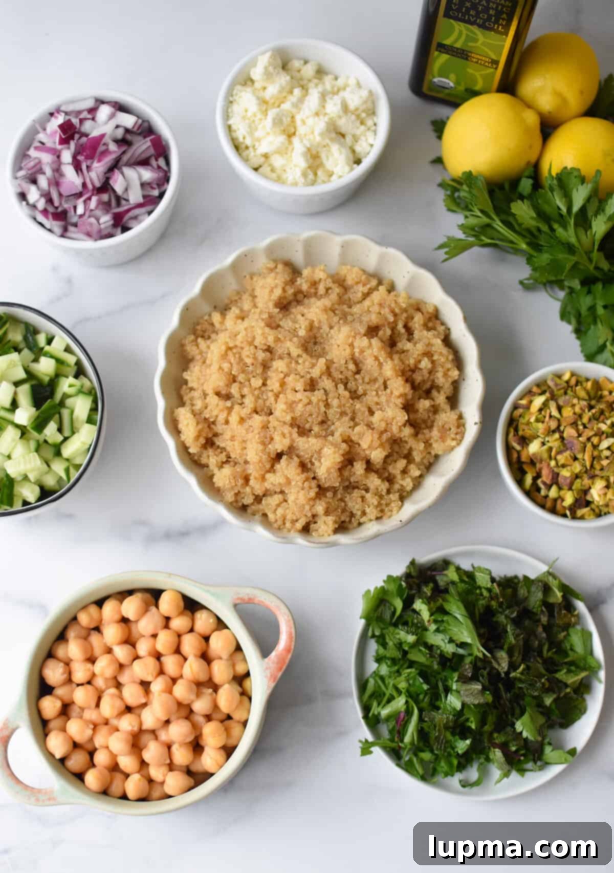 Jennifer Aniston'ın Fenomen Salatası Nasıl Yapılır? 5 recipe ingredients in small bowls.