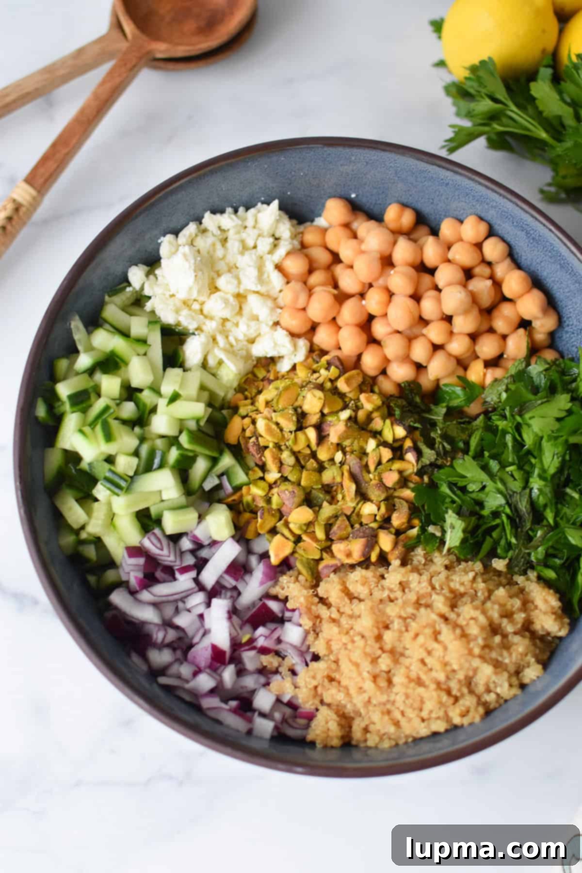 Jennifer Aniston'ın Fenomen Salatası Nasıl Yapılır? 6 recipe ingredients in a bowl before being combined.