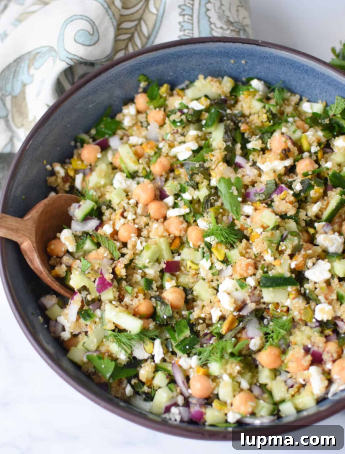 Jennifer Aniston'ın Fenomen Salatası Nasıl Yapılır? 8 salad ingredients combined in a salad bowl.